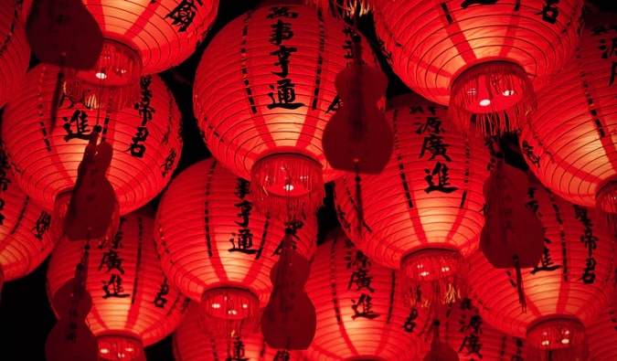Lanternas vermelhas à noite com caracteres chineses