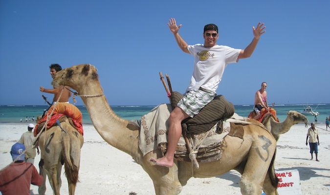 Lee Abbamonte anda de camelo na praia