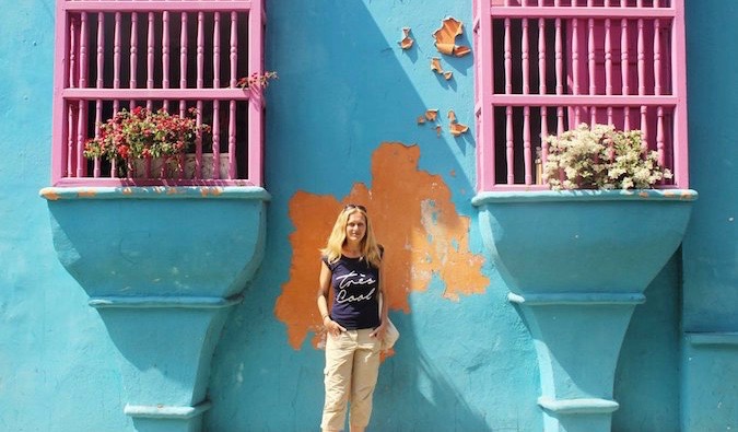 Somente viajante lésbico posa perto da parede colorida da AOR