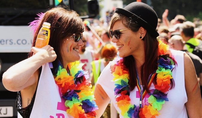 Lésbicas com orgulho coberto com tinta e bandeiras