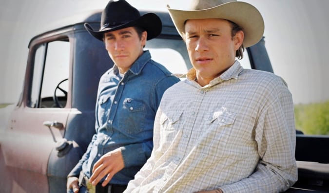 Os dois personagens principais do filme Brokeback Mountain estão ao lado de seu caminhão.