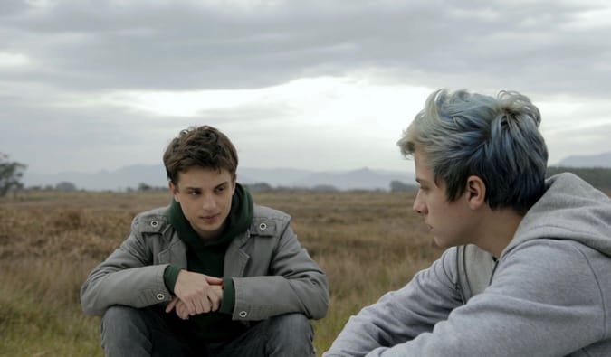 Dois homens conversando em um campo vazio