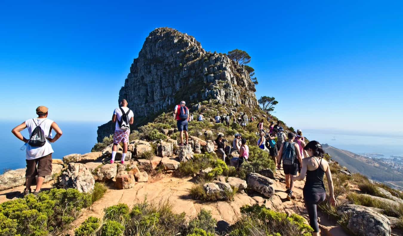 As pessoas escalam a montanha Leions Head, na Cidade do Cabo, na África do Sul, em um dia ensolarado brilhante.