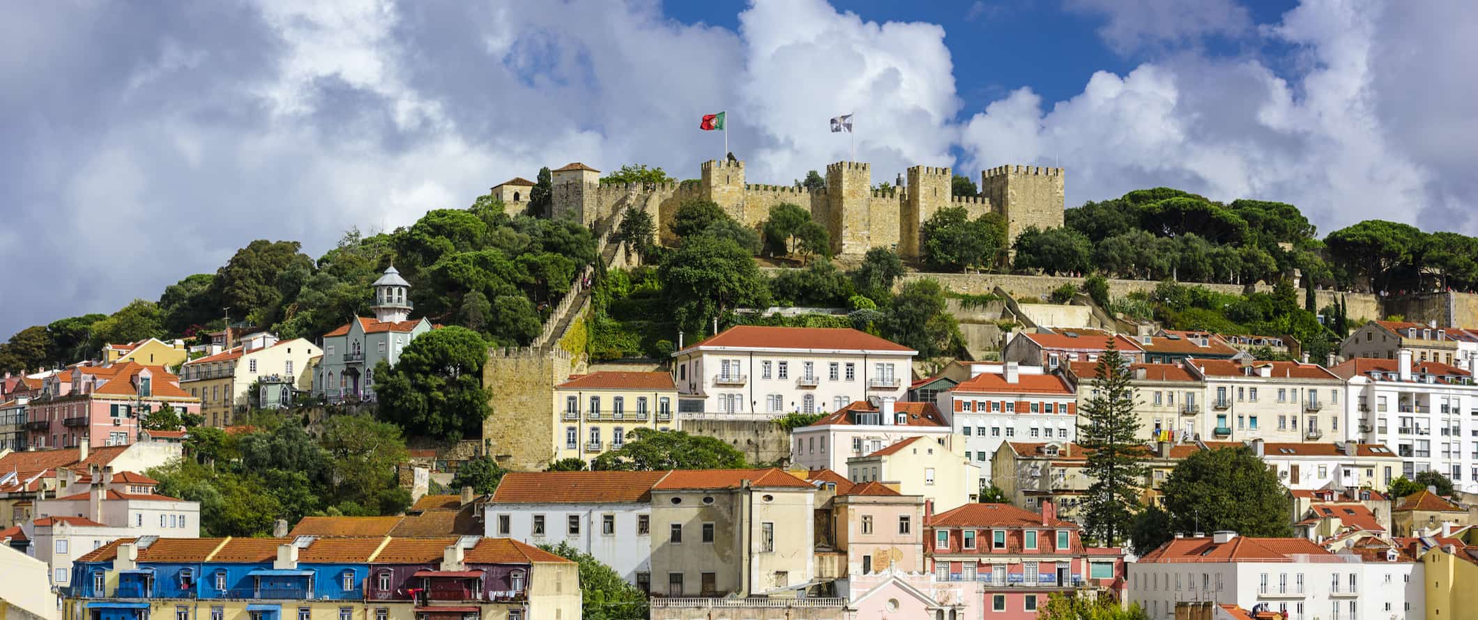 San Jorge Castle com vista para a colorida cidade de Lisboa, Portugal