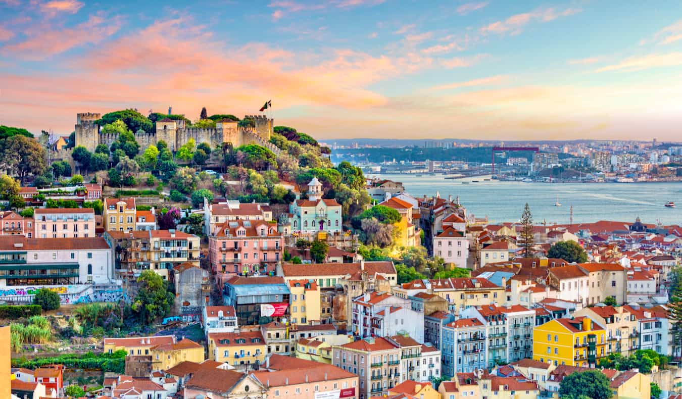 Telhados mult i-coloridos sobre Lisboa, Portugal, durante um dia de verão brilhante e ensolarado