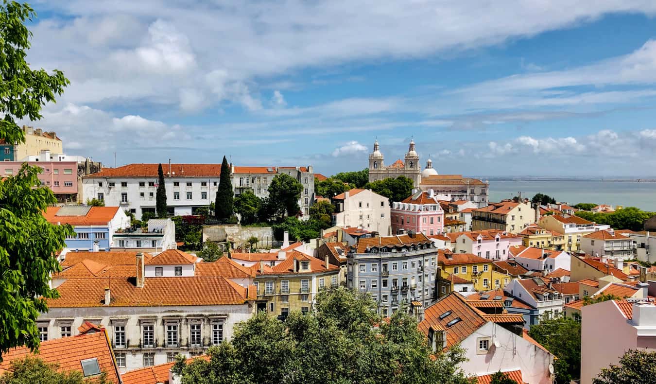 Vista da histórica Lisboa, Portugal, num dia ensolarado