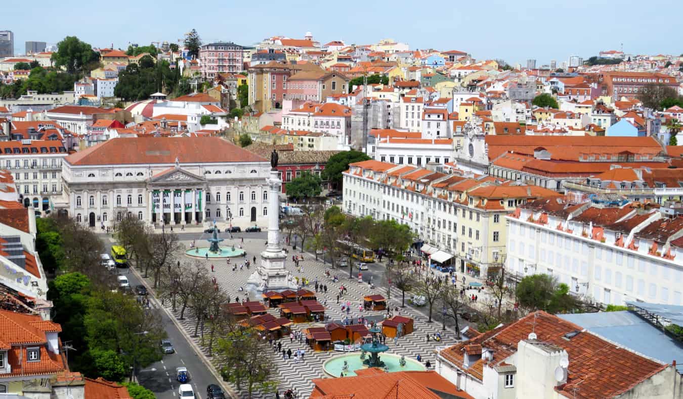 Vista da Praça do Rossio em Lisboa, Portugal num dia movimentado