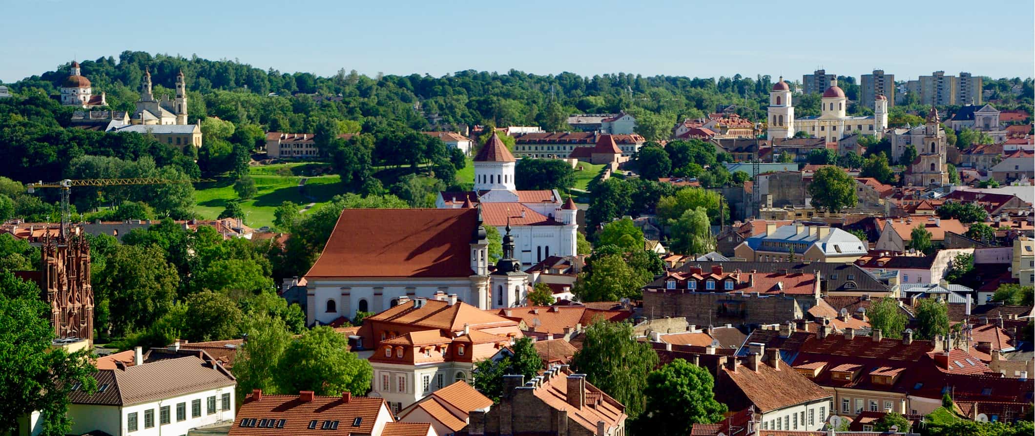 Edifícios históricos cercados por magníficas florestas verdes na Lituânia em um dia ensolarado