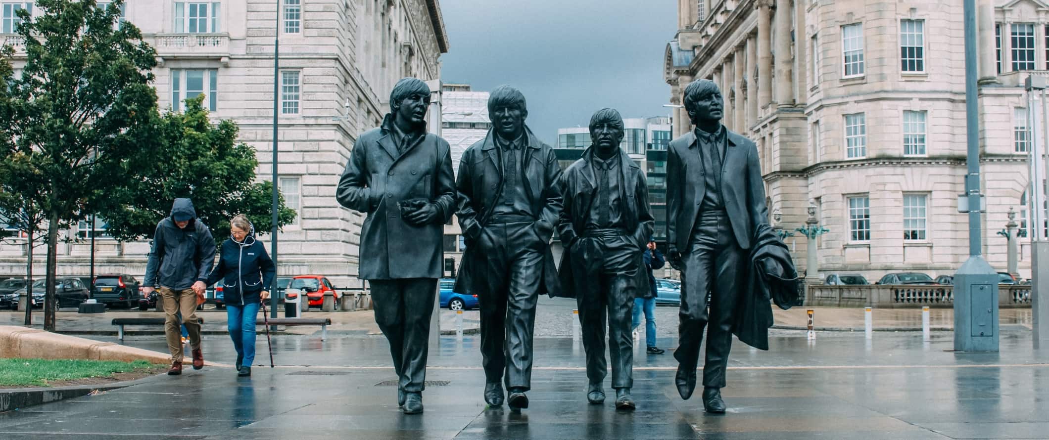 A estátua do grupo Bitles em tamanho real, caminhando pela rua em Liverpool, Inglaterra