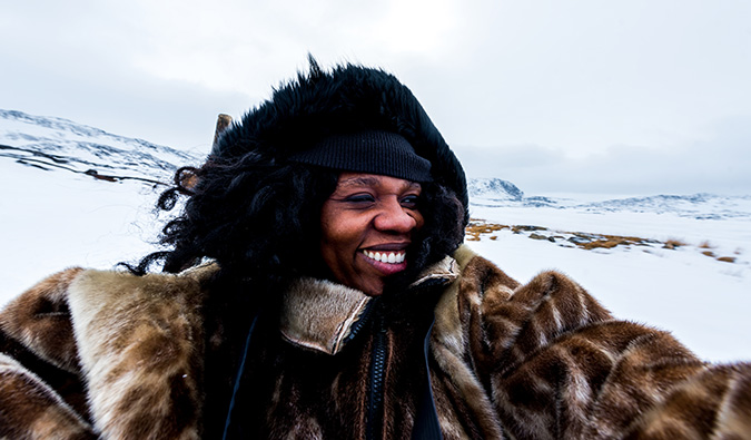 A fotógrafa e escritora Lola A. Akerstrom posa para uma foto no norte da Suécia no inverno