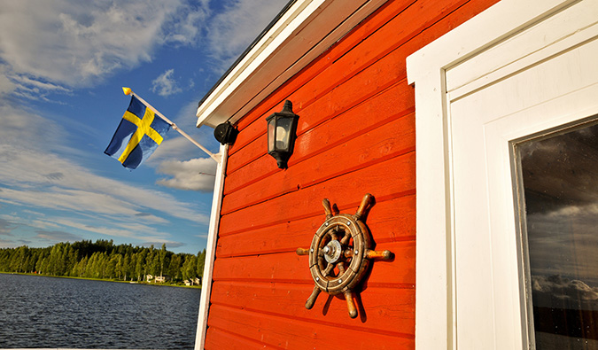 Casa sueca típica com bandeira sueca no verão na Suécia