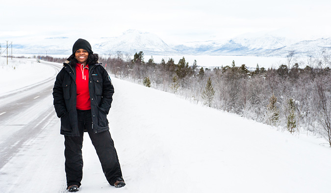 Lola Akerstrom e uma cena de inverno com neve no norte da Suécia