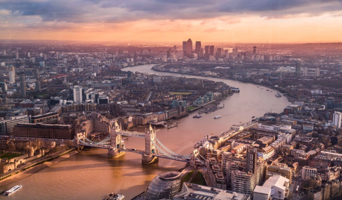 Vista da cidade de Londres, Inglaterra, durante o pôr do sol