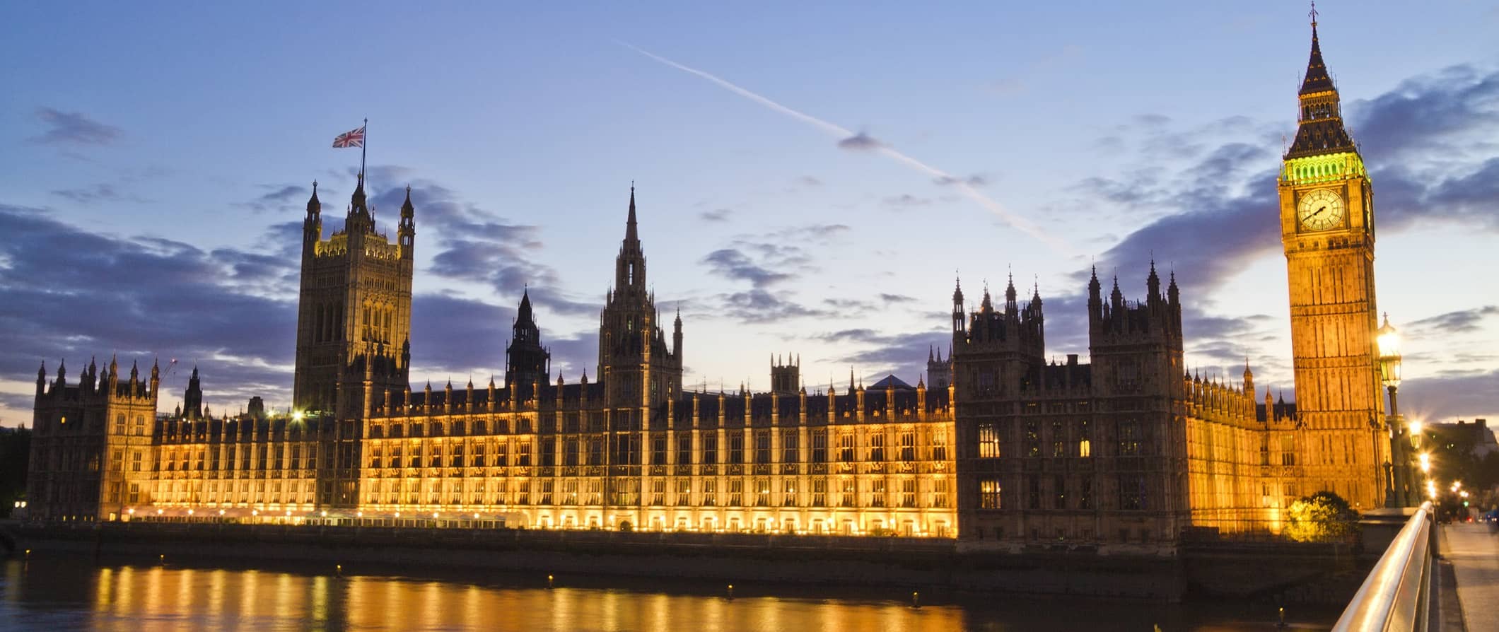 O edifício icônico do Parlamento de Londres, iluminado à noite em Londres ocupado, Inglaterra
