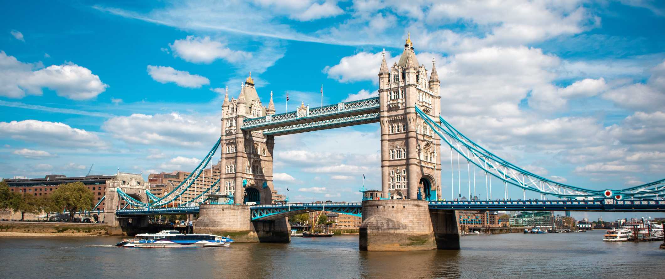 Vista da famosa Tower Bridge que atravessa o Tâmisa, em Londres, Inglaterra