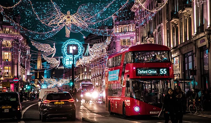 Ônibus vermelho de Londres com luzes de Natal à noite