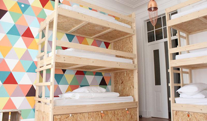 Beliches de madeira de 3 espaçosos na sala colorida do albergue no Lookout Hostel! Lisbonsky Hostel