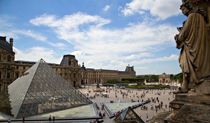 Multidões de pessoas e turistas no Louvre, Paris, França