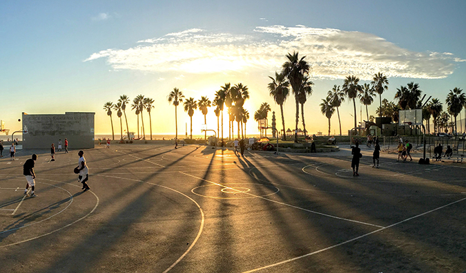 Pessoas jogando basquete em Los Angeles durante o pôr do sol