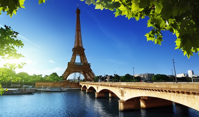 Torre Eiffel em um maravilhoso dia de verão contra o fundo do rio