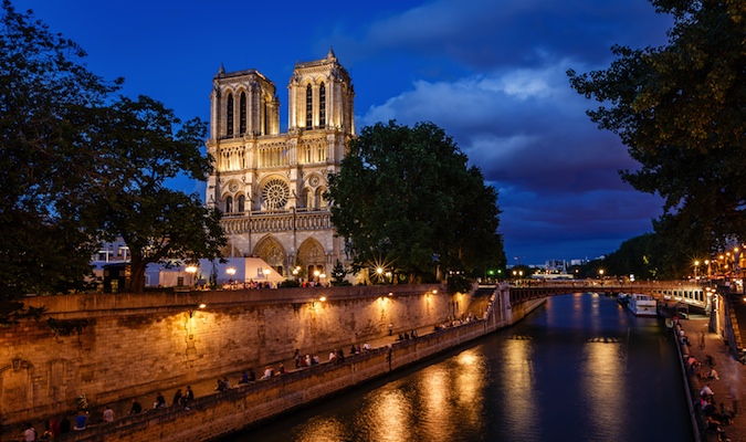 Igreja em Paris, que parece tão incrível no cenário da noite
