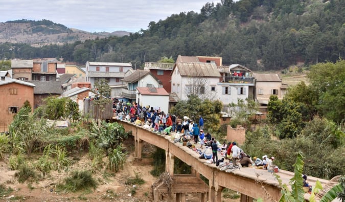 Os habitantes locais estão atravessando o dia estreito da ponte em Madagascar