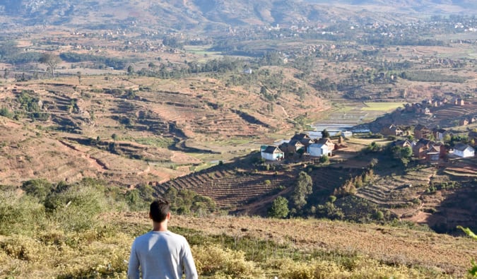 O Nomad Matt fica no vale árido, cheio de campos marrons, em Madagascar