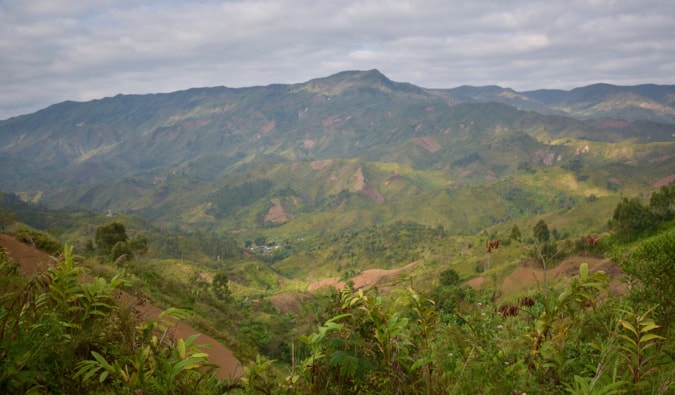 Vale Lush com colinas em Madagascar