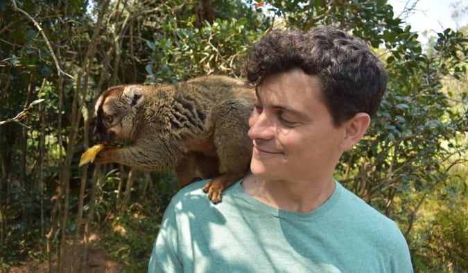 Nomad Matt com Lemur Brown sentado em seu ombro em Madagascar