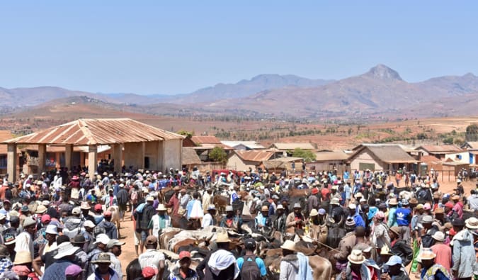 Uma vila movimentada cheia de moradores locais envolvidos em negócios em Madagascar