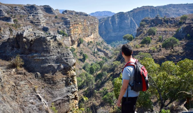 O Nomad Matt fica na colina e olha para as paisagens de Madagascar