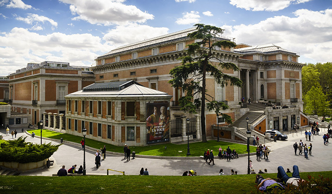 Lá fora, vista do famoso Museu do Prado no Cult Madrid, Espanha