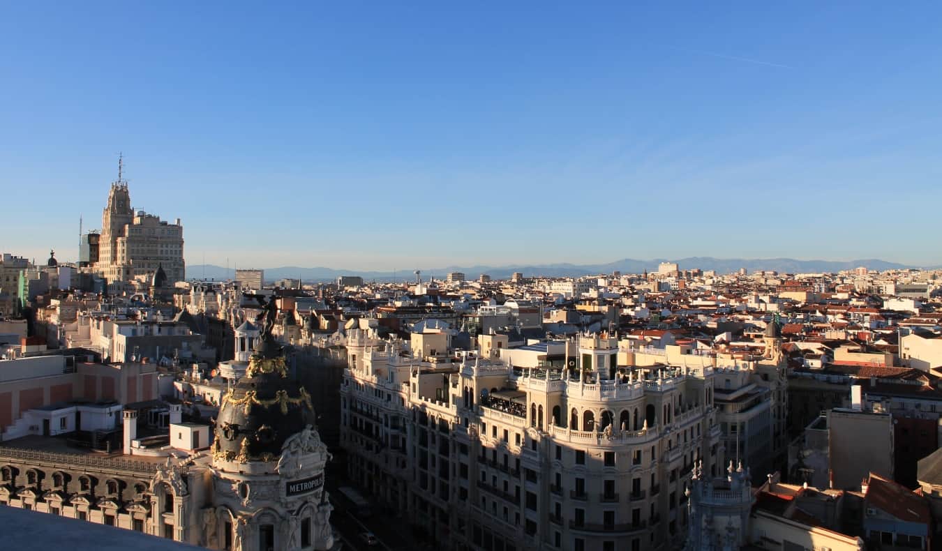 Vista do topo do Circus de Bellas Artes no horizonte de Madri com as montanhas em segundo plano em Madri, Espanha