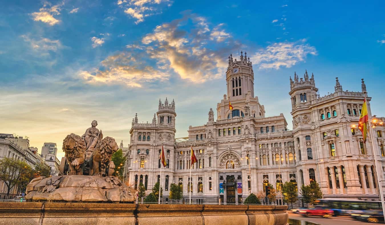 Edifícios históricos de Madrid, Espanha, num dia quente e ensolarado de verão