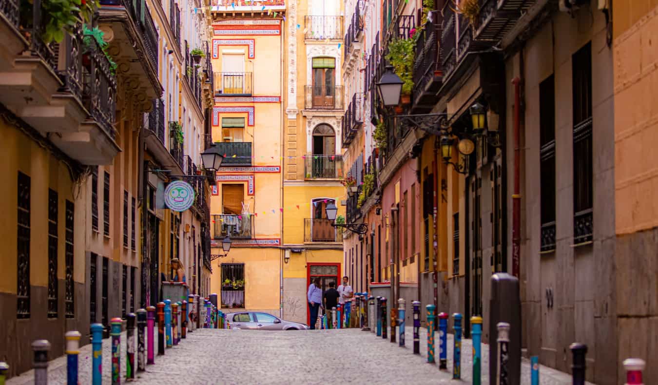 Malasana de rua vazia estreita em Madri em um dia tranquilo