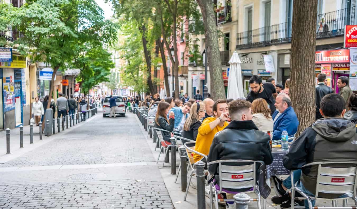 As pessoas descansam em um café em lavapes em Madri, Espanha