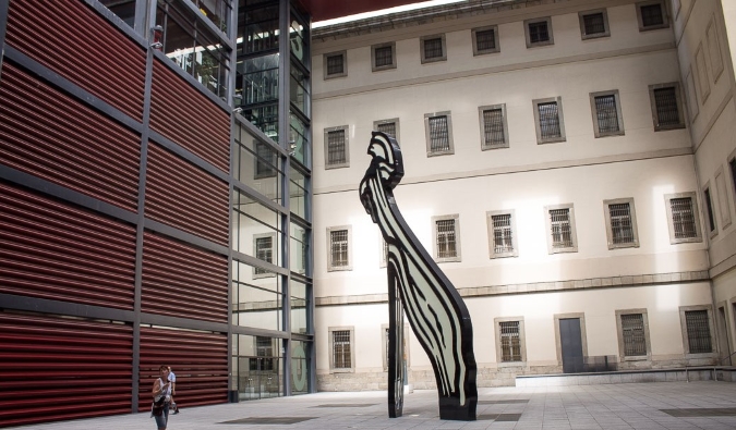 Um pátio espaçoso com uma grande escultura no meio do Museu da Reina Sofia em Madri, Espanha