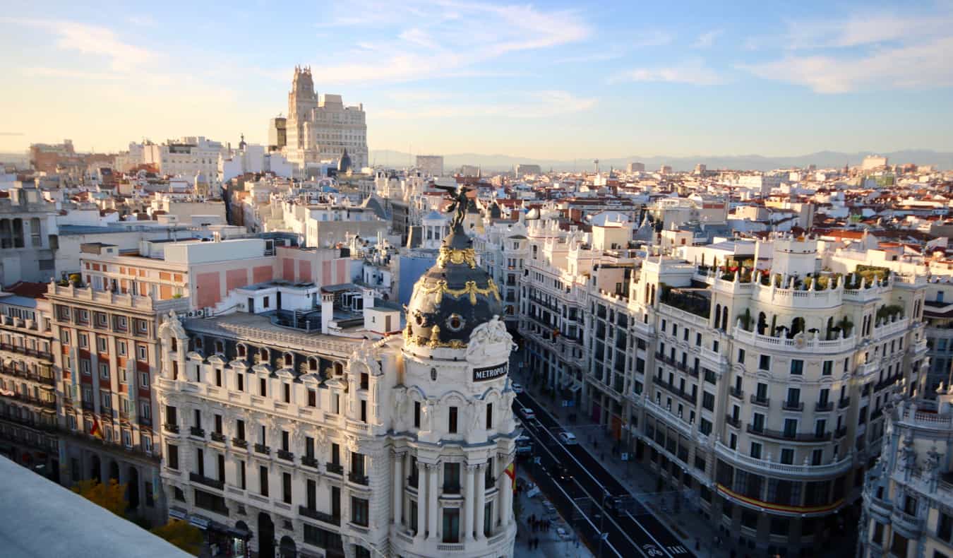 Centro Histórico e Horizon Madrid, Espanha, em um dia brilhante