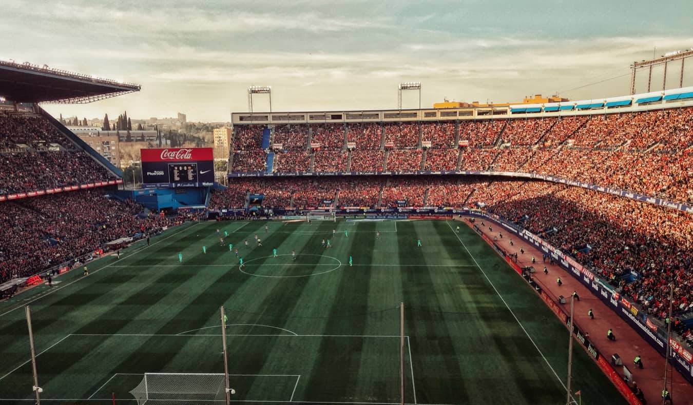 Um enorme estádio de futebol cheio de fãs, em Madri, Espanha