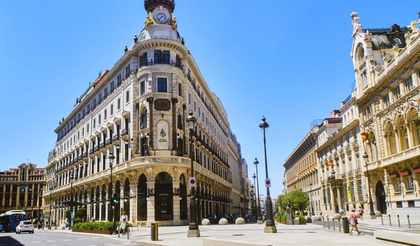 Encantados edifícios históricos em Madri, Espanha, em um dia brilhante de verão
