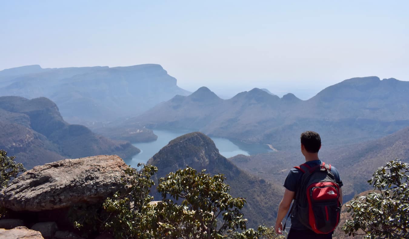 Matt Nomad durante uma campanha na África, olhando para as montanhas distantes