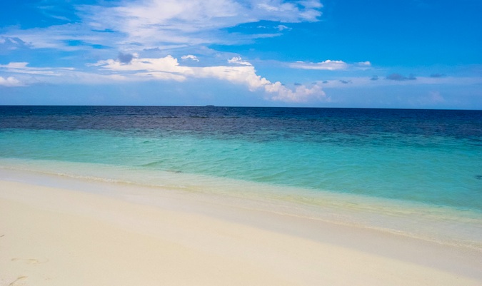 Praia e litoral em um dia ensolarado nas Maldivas