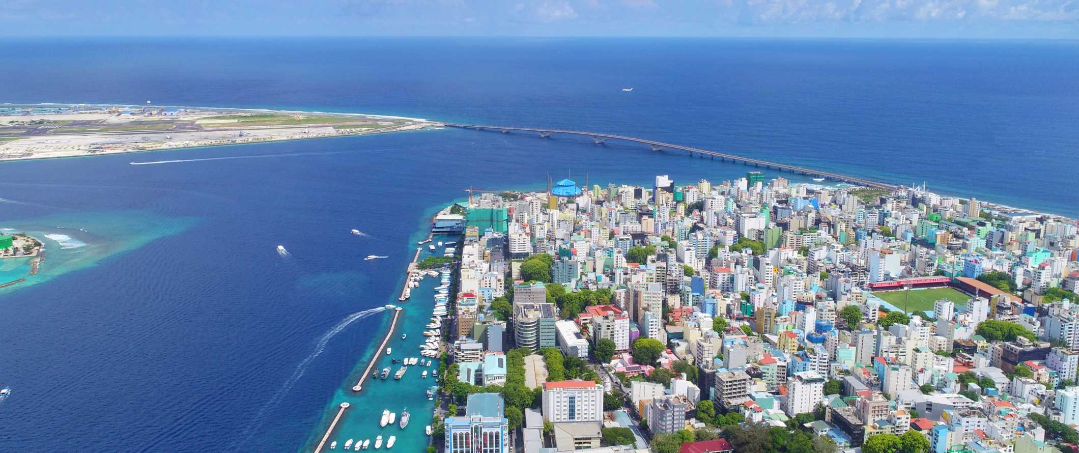 Vista do ar para a cidade do homem, cercado por um oceano azul escuro nas Maldivas
