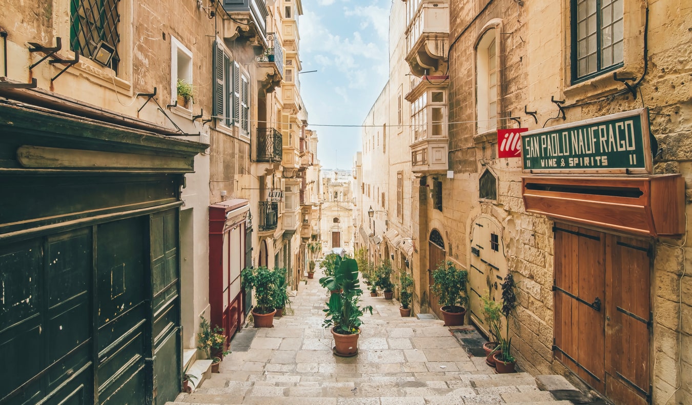 Ruas antigas e estreitas e edifícios antigos de Malta