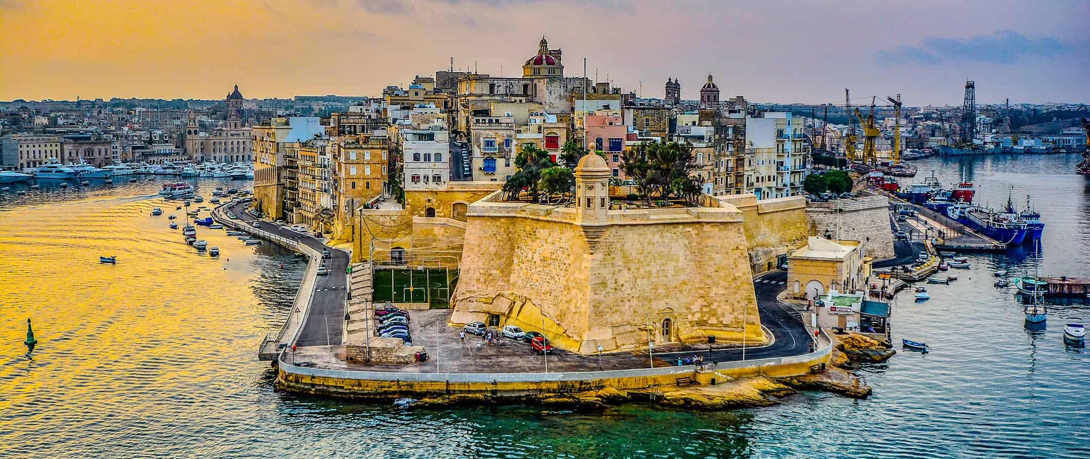 Vista na costa de Malta, ao longo da qual os edifícios históricos próximos à ascensão Gavani