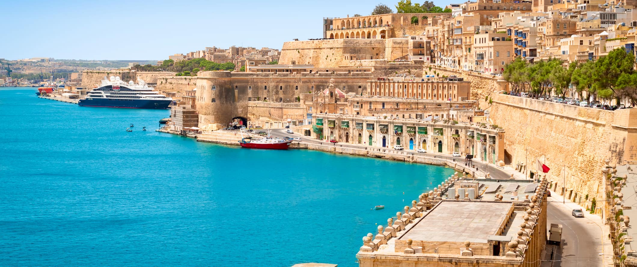 Vista na costa de Malta, ao longo da qual os edifícios históricos próximos à ascensão Gavani