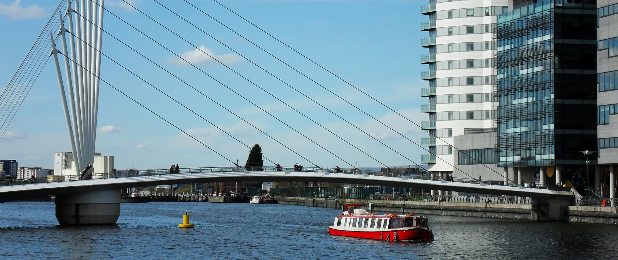 Vista da ponte e barco de Manchester