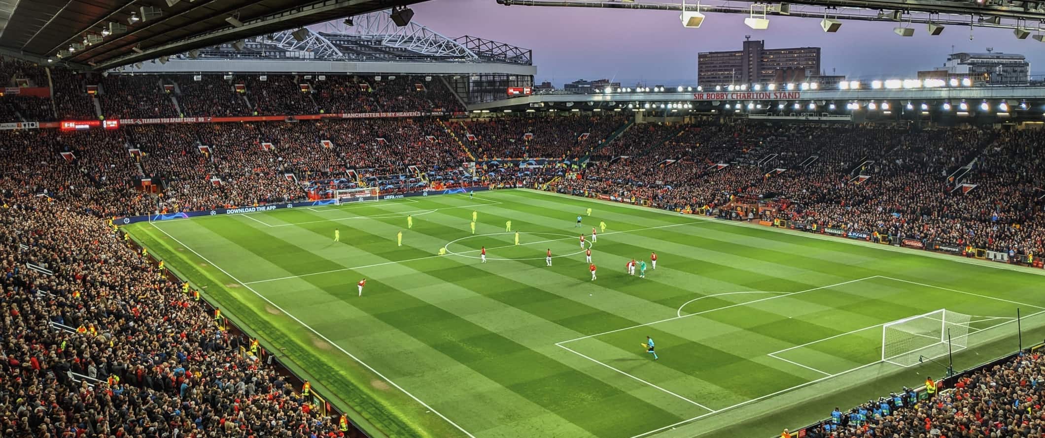 Match de futebol no Old Trafford Stadium em Manchester, Inglaterra