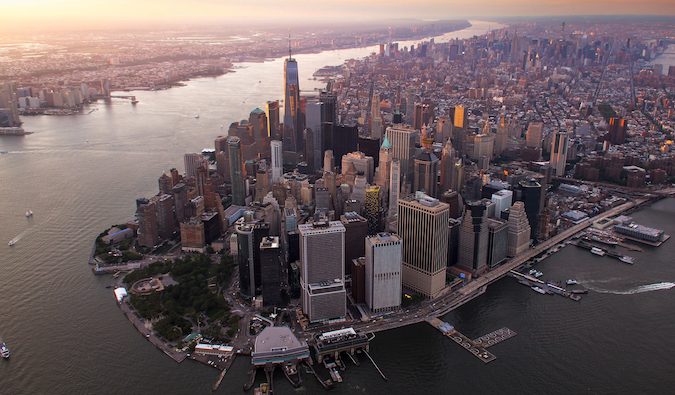 O icônico horizonte da cidade de Nova York visto de cima de Manhattan