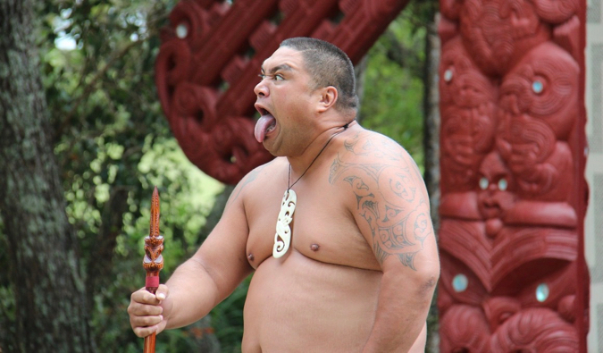 O principal guerreiro de Maori segura uma lança durante um discurso na Nova Zelândia